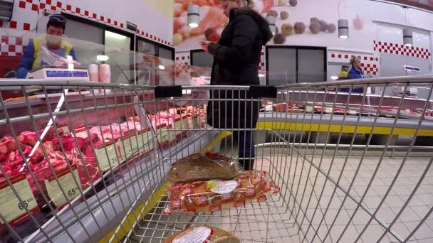 03/23/2016 Minsk, Belarus, hypermarket "Euroopt": Buying products in the hypermarket. Buying meat, eggs and products. — Stock Video