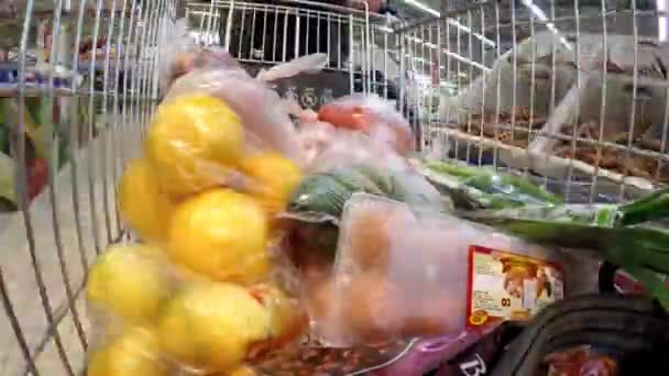 23 / 03 / 2016 Minsk, Biélorussie, hypermarché "Euroopt" Un grand achat de produits dans l'hyper — Video