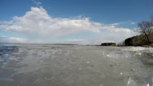 Schmelzen des Eises auf dem See bei wärmerem Wetter. die Quelle am See — Stockvideo