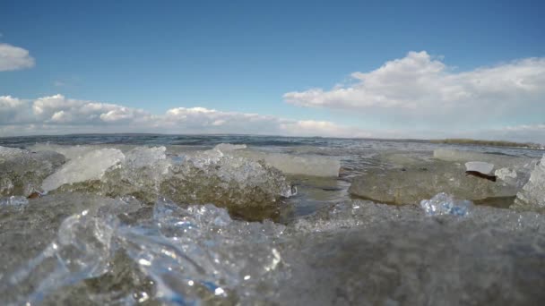 Sciogliere il ghiaccio sul lago con un clima più caldo. La primavera sul lago — Video Stock