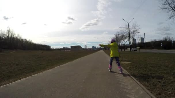 A rapariga anda de patins. Menina cai sobre os rolos . — Vídeo de Stock