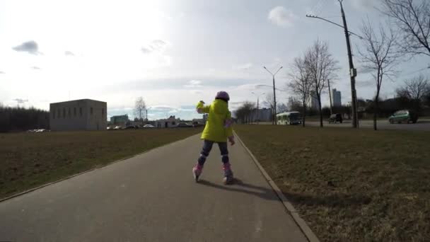 Chica monta en patines. Chica cae en los rodillos . — Vídeo de stock