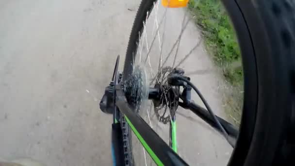 一辆山地自行车齿轮系统的详细信息视图。在砾石在乡下骑自行车 — 图库视频影像