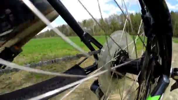 Vista detalhada sobre um sistema de engrenagem de uma bicicleta de montanha. Andar de bicicleta pela floresta e campo — Vídeo de Stock