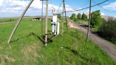 Eski güç transformatörü. Eski güç trafosu üzerinden uçan