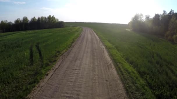 Volando sobre la carretera de grava en el campo — Vídeo de stock