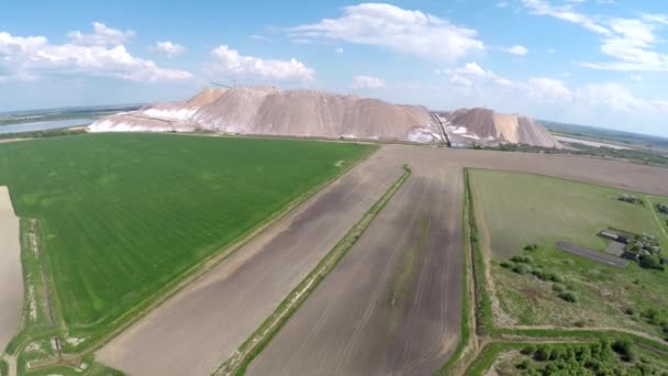 Výroba hnojiv potaše v Bělorusku Soligorsk. Rozvoj potaše ložisek — Stock video