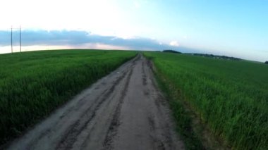 Kırsal kesimde çakıl yol üzerinde uçan