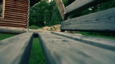 Işık efekti ile bahçedeki eski salıncak. tuhaflık