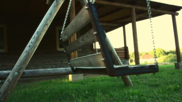 Antiguo columpio en el patio con efecto de luz. rareza — Vídeo de stock