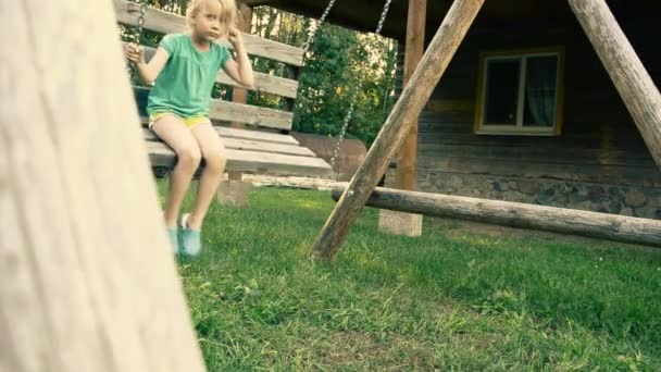 Küçük kız salıncaklar — Stok video