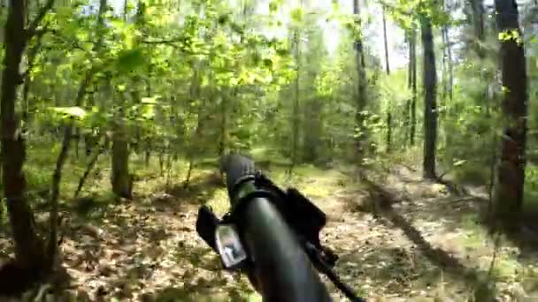 Paseos en bicicleta por el bosque. Conducción — Vídeo de stock