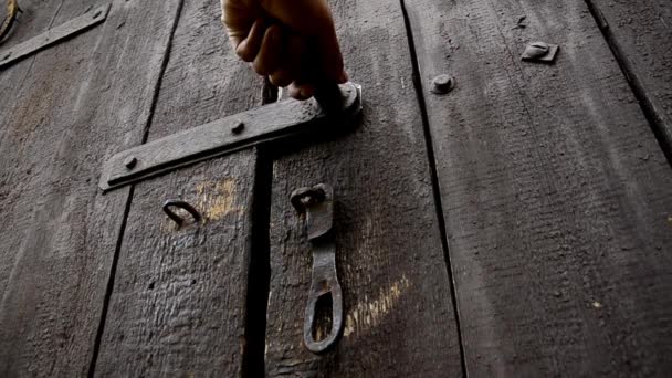 Мрачная старая деревянная дверь открывается — стоковое видео