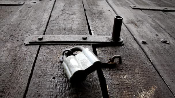 悲観的な古い木製のドアを開くと、古い南京錠 — ストック動画