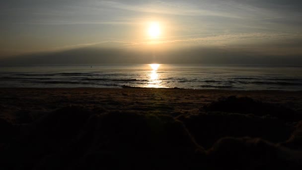 Prachtige zonsondergang. De zon in de wolken — Stockvideo