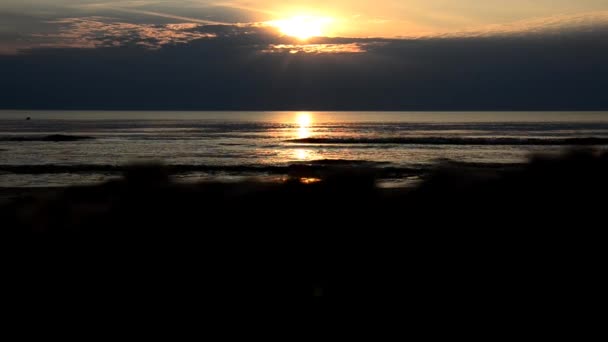 Superbe coucher de soleil. Le soleil se couche dans les nuages — Video