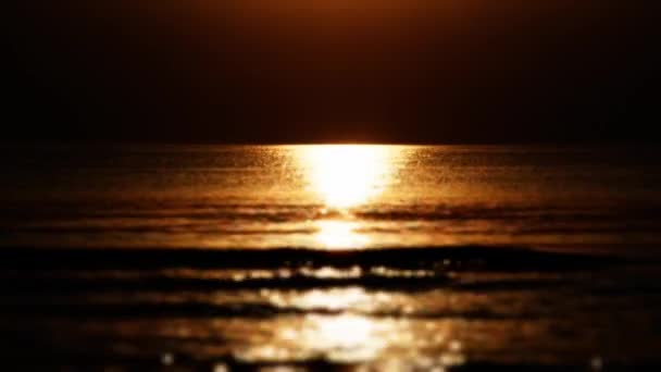 Route solaire vers la mer pendant le coucher du soleil 