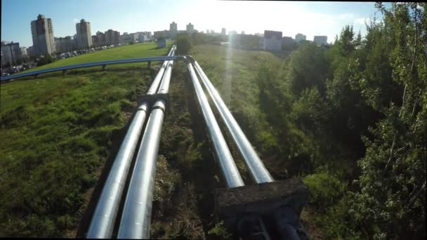 Vliegen over de leidingen. Luchtfoto enquête. Oude pijpen — Stockvideo