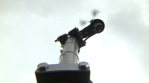 Anemometer zur Messung der Windgeschwindigkeit in der Meteorologie. Rotation zeigt Windgeschwindigkeit an. — Stockvideo