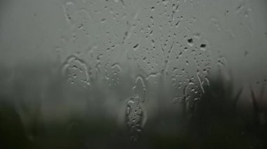 Depresyon. Yağmurun dışında. Pencerenin arkasındaki 