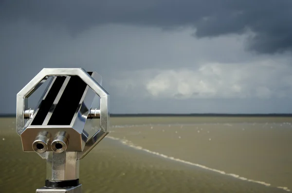 Placený dalekohled na pobřeží. Dalekohled před bouří — Stock fotografie