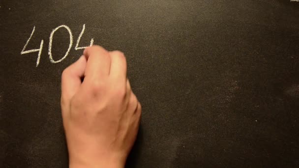 Internet waarschuwingsbericht, 404-fout handgeschreven met wit krijt op blackboard — Stockvideo