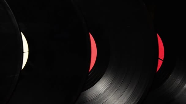 Divers vieux disques vinyle sur le vieux fond en bois — Video