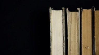 Eski bir takım olarak ayakta kitap yığını. Eski kitaplar