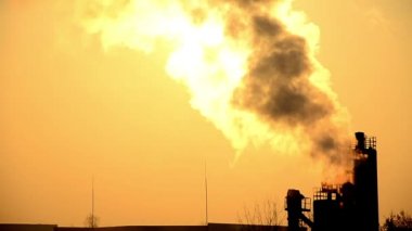 O emisyonları atmosfer. Sanayi boruları. Kalın duman sayesinde güneş görünümünü