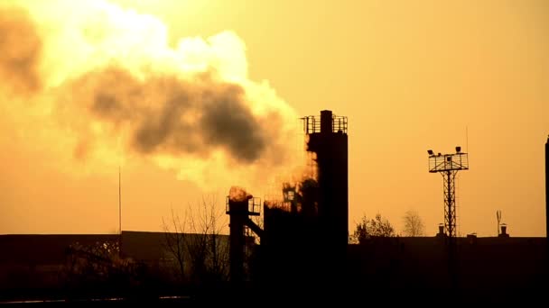 Emissies in de atmosfeer. industriële buizen. Weergave van de zon door de dikke rook — Stockvideo