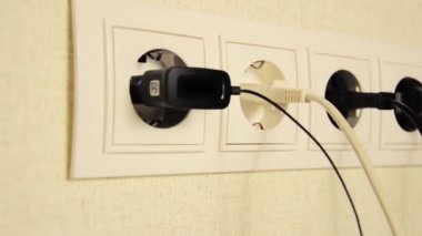 Elektrik prizi ile kabloları konnekted. Video kamera hareketi