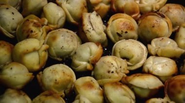 kızarmış soğan bir Pan ile ev yapımı köfte