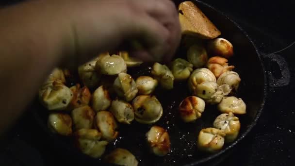 Bolinhos de massa caseiros fritos com cebola em uma panela — Vídeo de Stock