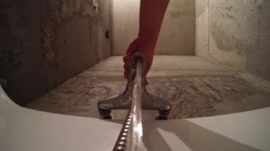 Musluktan su akışı. Eski banyo