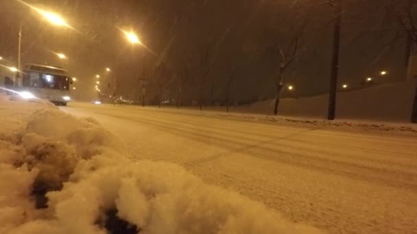 Αυτοκίνητα στο δρόμο χειμώνα κατά τη διάρκεια της χιονοθύελλα — Αρχείο Βίντεο