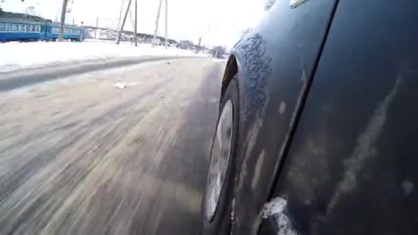 Coche conduciendo a través de una tormenta de invierno con nieve. Caducidad — Vídeos de Stock