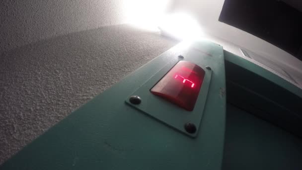 Hissen flyttas till första våningen. elektronisk ratten — Stockvideo