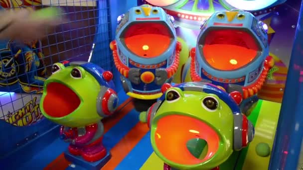 Girl playing arcade game machine at an amusement park — Stock Video