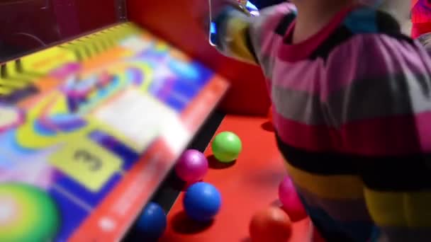 Dziewczynka gry arcade gry maszyny w wesołym miasteczku — Wideo stockowe