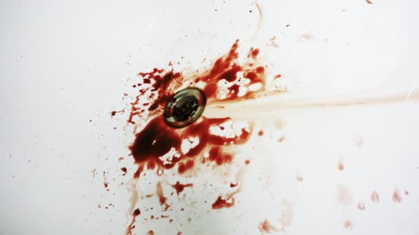 Blut tropft im Badezimmer und fällt blutiges Messer — Stockvideo