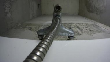 Musluk damlayan. Damlacıkları banyo içine düşmek. Eski banyo