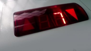 Asansör birinci kata taşır. Elektronik arama