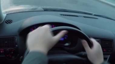 Direksiyondaki sürücü. Her bakıldığında bir araba içinde. Zaman atlamalı