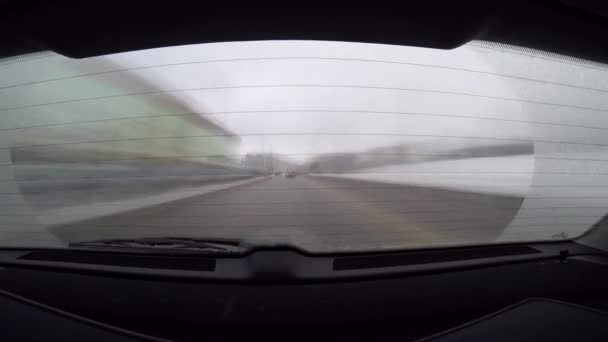 Voyage en voiture laps de temps, vue arrière avec mouvement flou — Video