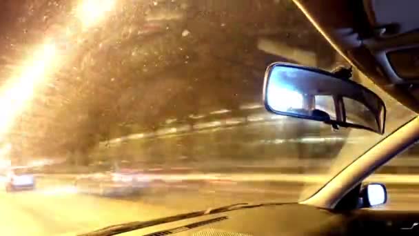 Οδήγηση ενός αυτοκινήτου τη νύχτα στην πόλη. Πάροδο του χρόνου — Αρχείο Βίντεο
