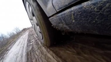 Otomobilin tekerlekleri ormanda, off-road çamur içinde. Ülke road sürüş. Dış araba kabin görüntüleyin. POV