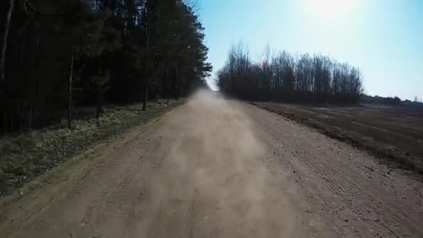 Voiture de campagne sur route de gravier en utilisant une lentille fisheye. Mouvement lent — Video