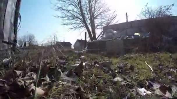 Ρύπανση, ντάμπινγκ των σκουπιδιών. Η κάμερα κινείται κατά μήκος του εδάφους — Αρχείο Βίντεο