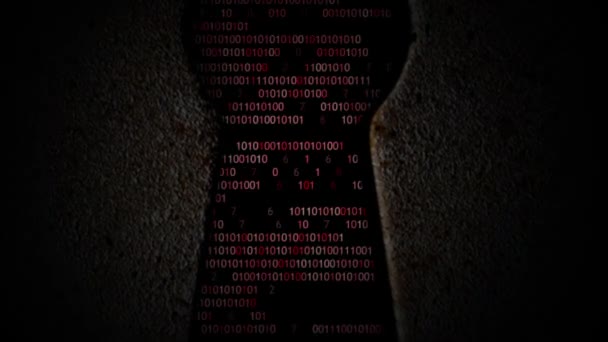De binaire code van de computer via het sleutelgat — Stockvideo