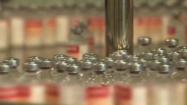 Automated production of medicines. Packaging of tablets in a glass container — Stock Video
